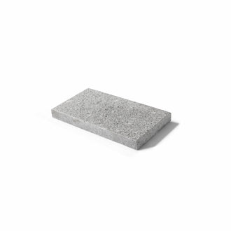 Stenplatta i granit. Storleken är 38x19x3 cm. Färgen är grå. Säljs av Stengrossen.se