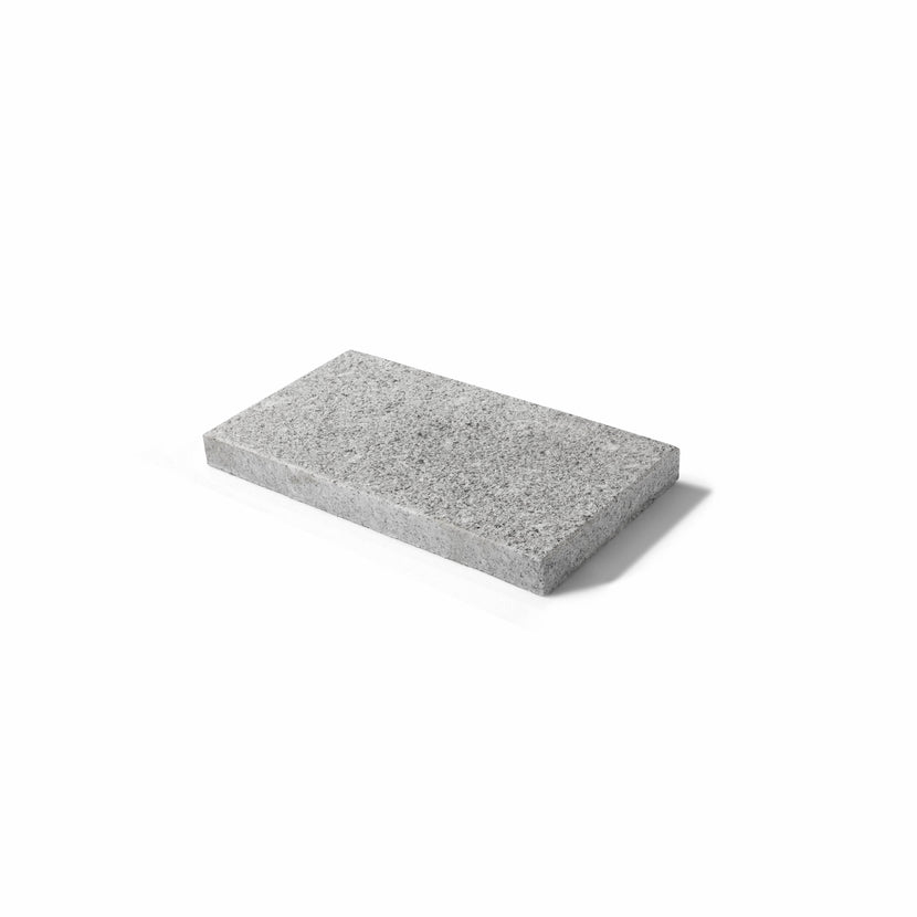Stenplatta i granit. Storleken är 38x19x3 cm. Färgen är grå. Säljs av Stengrossen.se