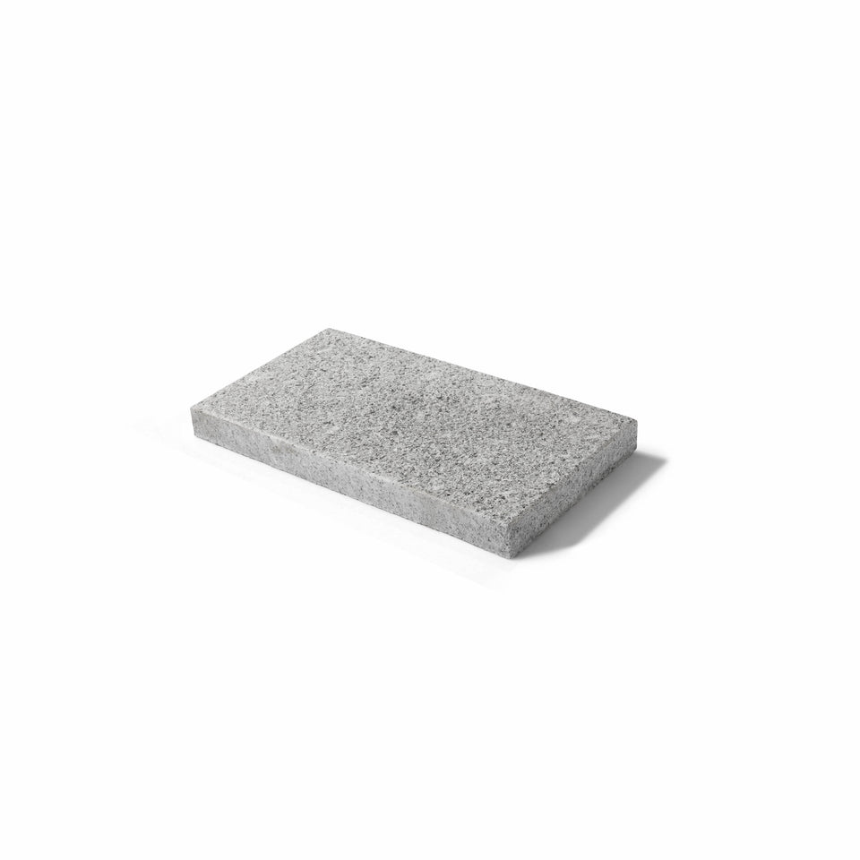 Stenplatta i granit. Storleken är 38x19x3 cm. Färgen är grå. Säljs av Stengrossen.se