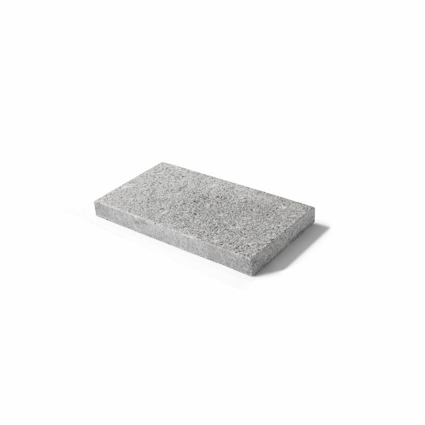 Granitplattor i naturligt grå nyans, perfekta för gångar, uteplatser och trädgårdsytor. Slitstarka och tidlösa med en elegant yta. Säljs av Stengrossen.se