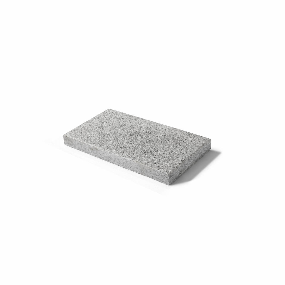 Granitplattor i naturligt grå nyans, perfekta för gångar, uteplatser och trädgårdsytor. Slitstarka och tidlösa med en elegant yta. Säljs av Stengrossen.se