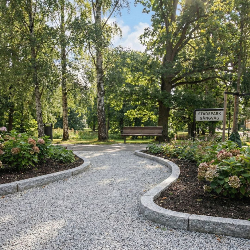 Kantsten i granit som ramar in blomsterbäddar i en park. Kantstenarna är båda raka och böjda (radiesten). Mellan kantstenarna ligger det gårdsgrus. Stengrossen säljer kantstenar och gårdsgrus.