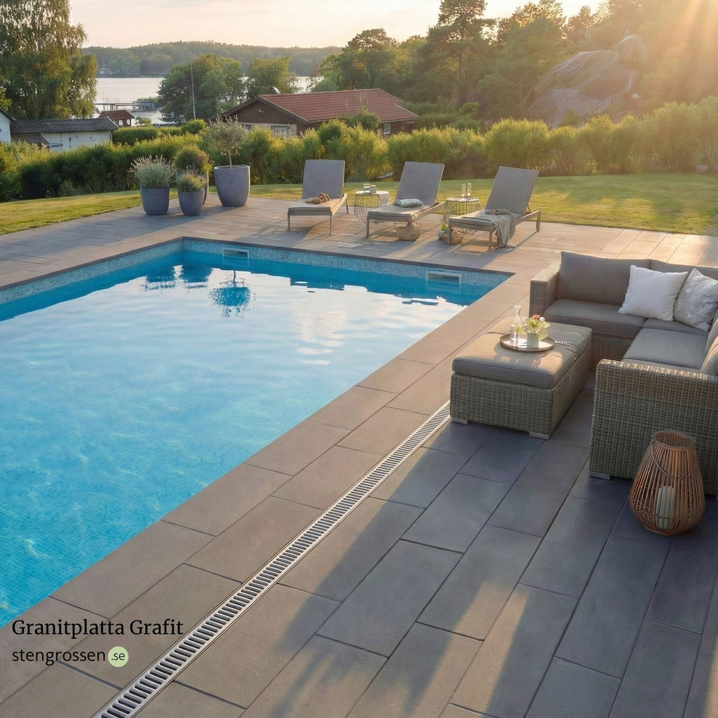 Svensk poolmiljö med grafitgrå granitplattor i format 60x30x3 cm för exklusivt uttryck, Stengrossen säljer produkten.