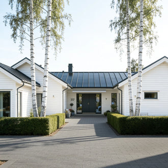 Körbar granitplatta i grafit 30x20x6 cm lagd runt modernt svenskt hus med häckar och träd, Stengrossen säljer produkten.