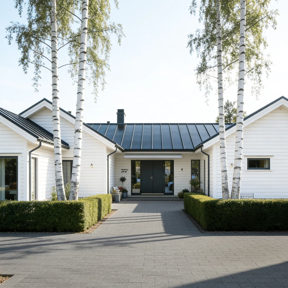 Körbar granitplatta i grafit 30x20x6 cm lagd runt modernt svenskt hus med häckar och träd, Stengrossen säljer produkten.