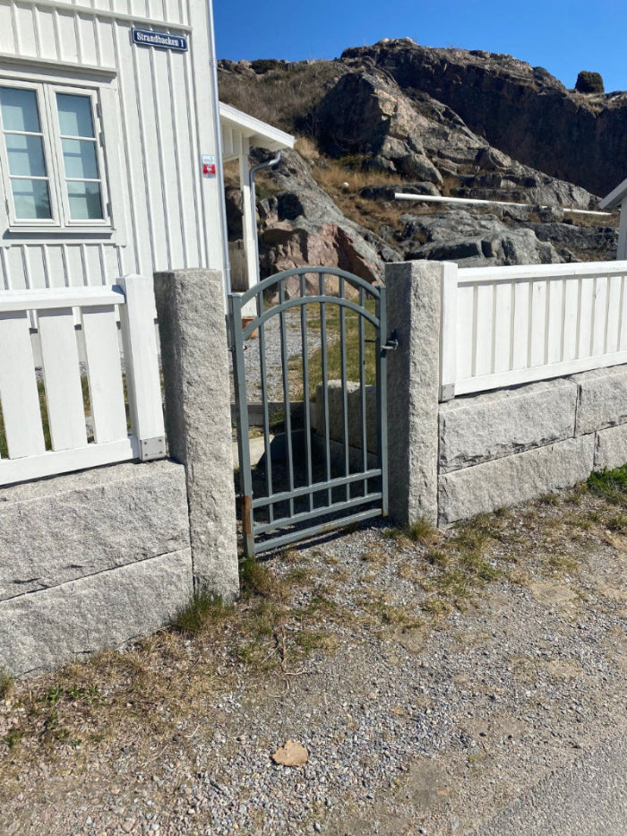 Två svensktillverkade granitstolpar i Grå Bohus skapar en elegant och tidlös inramning för din infart, trädgård eller mur. Den råkilade ytan ger ett gediget och naturligt utseende. Säljs av Stengrossen.se 