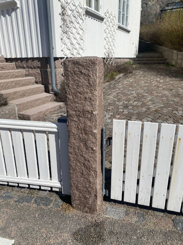 Granitstolpe i Röd Bohus med råkilad yta, tillverkad i Sverige. Stengrossen säljer produkten.