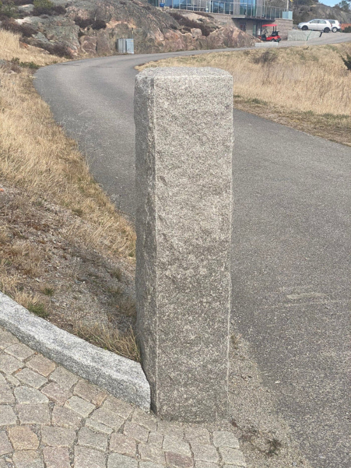 Gedigen granitstolpe av svensk Bohusgranit, idealisk för staket och grindar. Stengrossen säljer produkten.