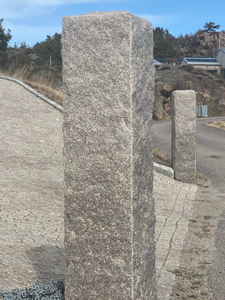 Granitstolpe i Grå Bohus med råkilad yta, tillverkad i Sverige. Stengrossen säljer produkten.