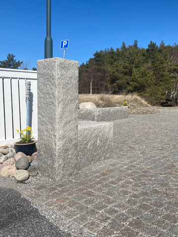 Grå Bohus granitstolpe med rustik yta, perfekt för avgränsningar. Stengrossen säljer produkten.