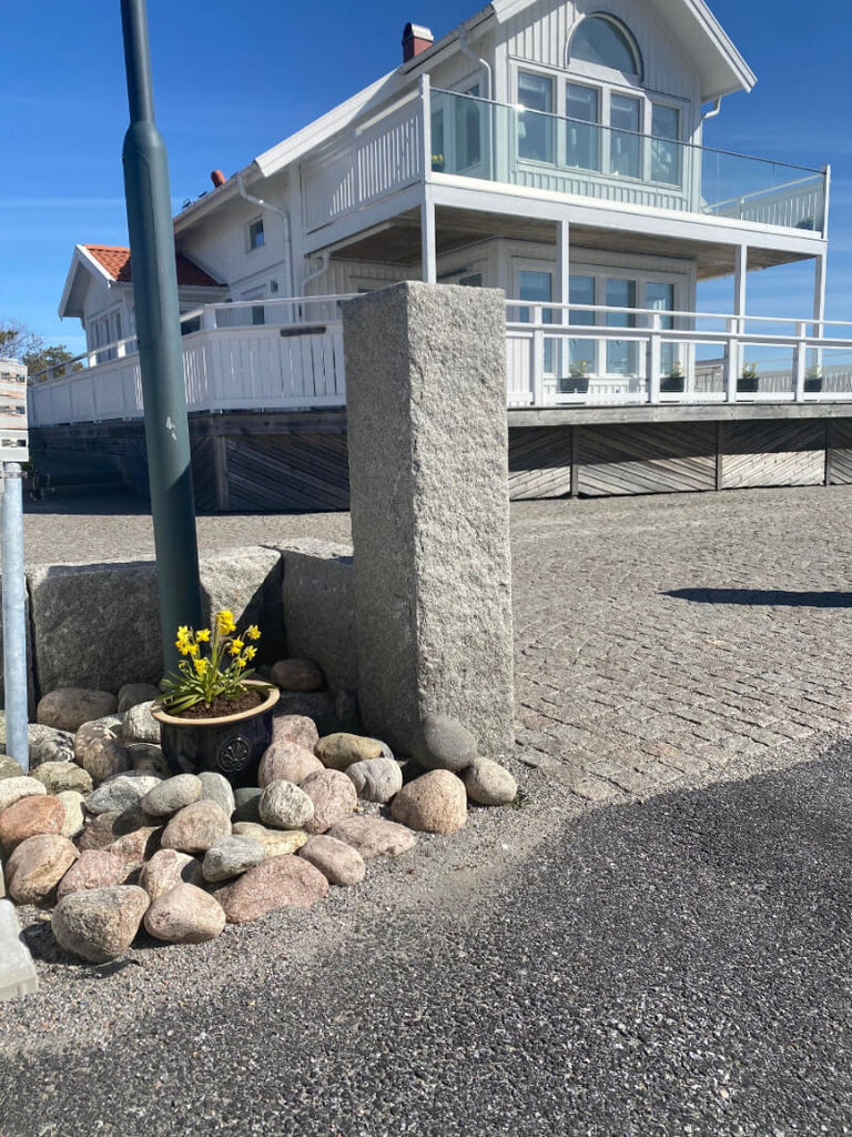 Råhuggen granitstolpe i Bohusgranit, perfekt för staket och grindstolpar. Stengrossen säljer produkten.