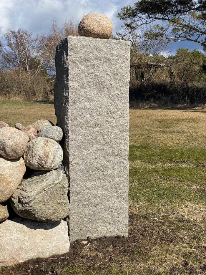 Naturligt vacker granitstolpe av råhuggen Bohusgranit, perfekt för staket och grindstolpar. Stengrossen säljer produkten.