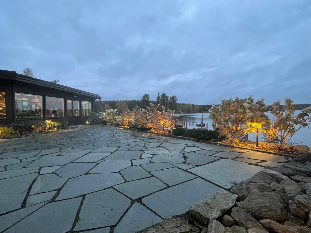 Offerdalsskiffer på uteplats vid Hooks Herrgård i Småland – naturlig skiffer med levande grå toner – Stengrossen säljer produkten