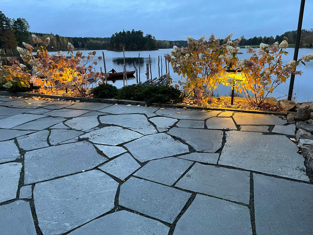 Närbild på Offerdalsskiffer med naturlig klovyta på en uteplats vid Hooks Herrgård – Stengrossen säljer produkten