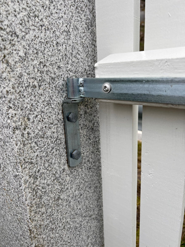 Stolpe i granit. Grå. 170x20x20 cm. Gedigen och hållbar stolpe som passar för murbyggen och trädgårdsavgränsningar. Stengrossen säljer produkten.