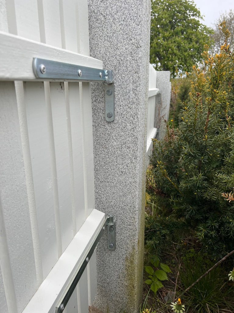 Robust infästning i granitstolpe för montering av staket. Stengrossen säljer produkten.