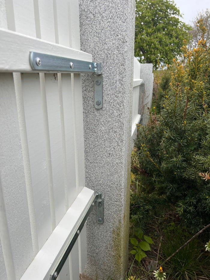 Stolpe i granit. Grå. 170x20x20 cm. Klassisk granitstolpe med råhuggen yta, stabil och tidlös för utomhusmiljöer. Stengrossen säljer produkten.