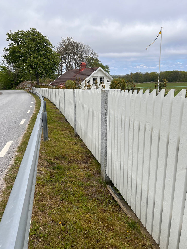 Robust infästning i granitstolpe för montering av staket. Stengrossen säljer produkten.