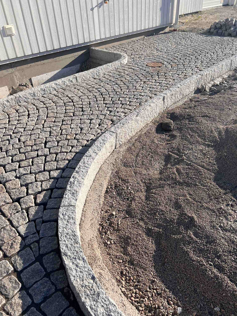 Svensktillverkad gatsten av sorten Grå Bohus. Storleken på gatstenen är 8/11 cm. Kantsten i granit ramar in gatstenen. Kantstenen kallas för GV4 och säljs av Stengrossen.se