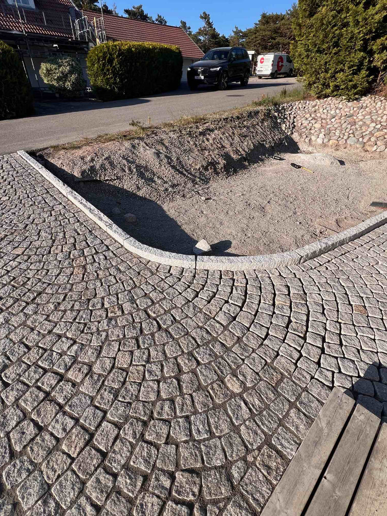 Gatsten som är tillverkad i sverige. Färgen heter Grå Bohus. Gatstenen är lagd i bågmönster. Kantsten av sorten GV4 håller gatstenen på plats. Kantstenen visas både som raksten som radiesten. Säljs av Stengrossen.se