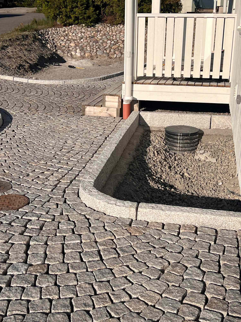 Gatsten som är tillverkad i Bohuslän Stensorten kallas för Grå Bohus. Gatstenen ramas in av kantsten i granit. Kantstenen kallas för GV4. Raksten och radiesten av kantstenen visas. Säljs av Stengrossen.se