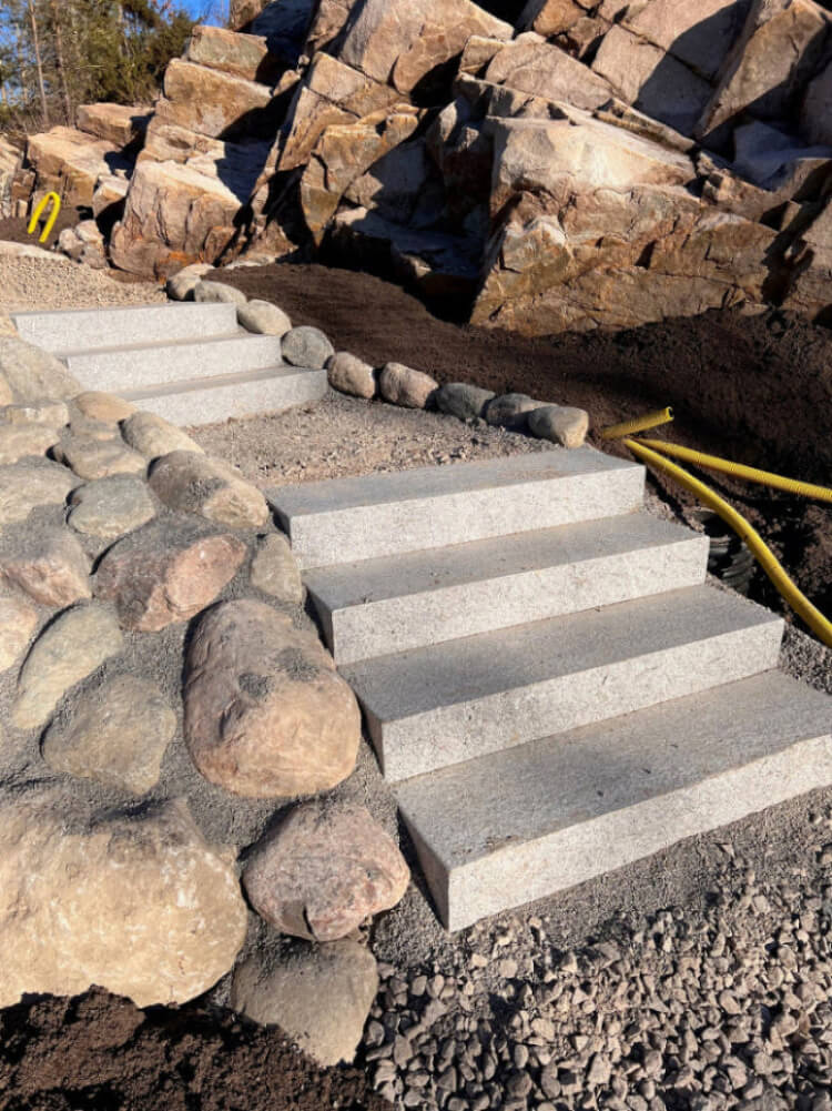 Stilrena och hållbara trappsteg i granit som passar alla miljöer. Stengrossen säljer produkten.