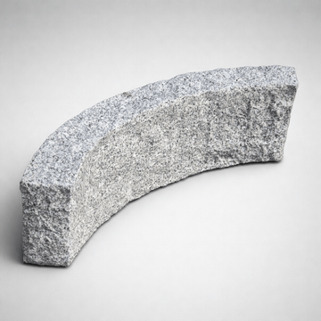 Närbild av en kantsten som är svängd, så kallad radiesten. Kantsten är grå. Produkten säljs av Stengrossen.