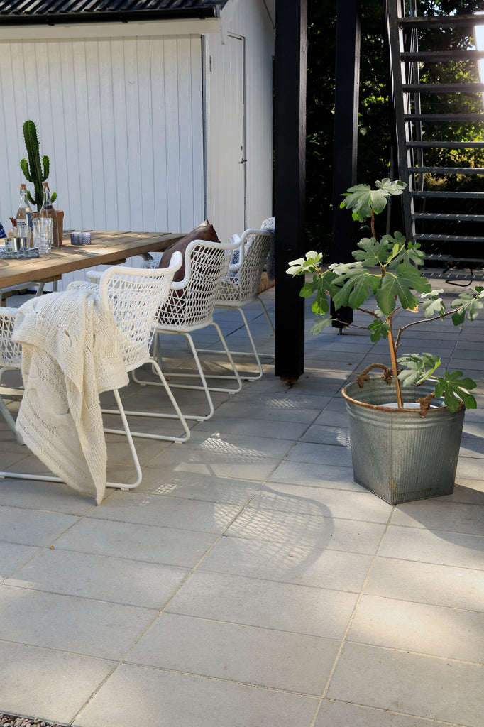 Klassikplattan i Naturgrå från S:T Eriks. Stilren och hållbar betongplatta som passar utmärkt för trädgårdar, gångvägar och uteplatser. Säljs hos Stengrossen!