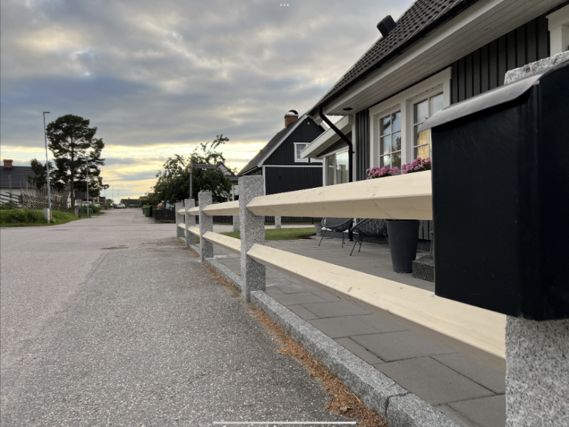 Granitstolpar runt en trädgård för avgränsning och dekorativ inramning. Stengrossen säljer produkten.