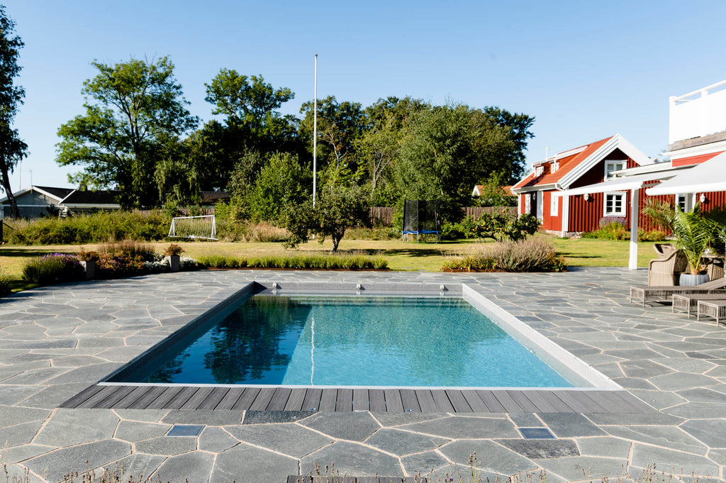 Offerdalsskiffer runt pool i Onsala med naturligt grå yta och oregelbundna former – Stengrossen säljer produkten