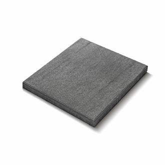 Antracitfärgad Chateau-platta från S:T Eriks med sandstensliknande struktur, perfekt för stilrena uteplatser och trädgårdsgångar. Storleken är 500x500x50 mm. Stengrossen säljer produkten.
