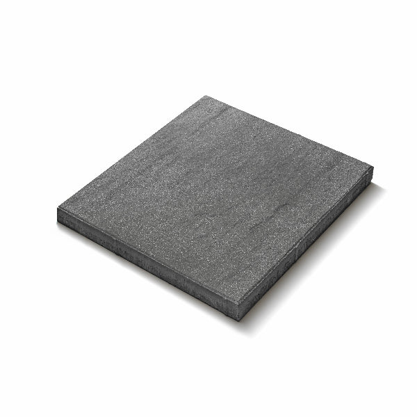 Antracitfärgad Chateau-platta från S:T Eriks med sandstensliknande struktur, perfekt för stilrena uteplatser och trädgårdsgångar. Storleken är 500x500x50 mm. Stengrossen säljer produkten.