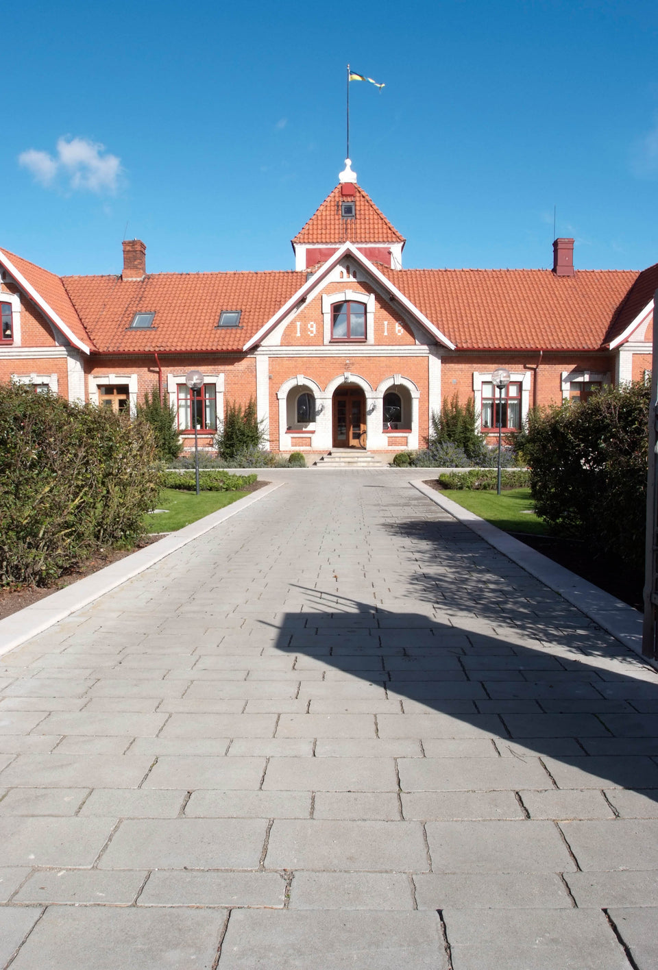 Stilrena och funktionella Cirkus-plattor i naturgrå, tillverkade av S:T Eriks och perfekta för både privata och offentliga miljöer. Stroleken är 800x1200x60 mm. Stengrossen säljer produkten.