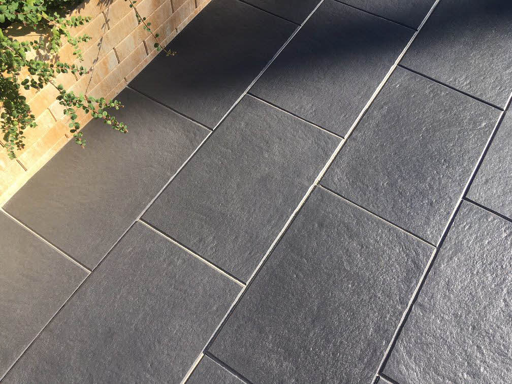 Elegant svart Gerlux-platta från S:T Eriks med slät yta och skyddande impregnering. Perfekt för uteplatser och gångar. Storleken är 400x600x45 mm. Stengrossen säljer produkten.