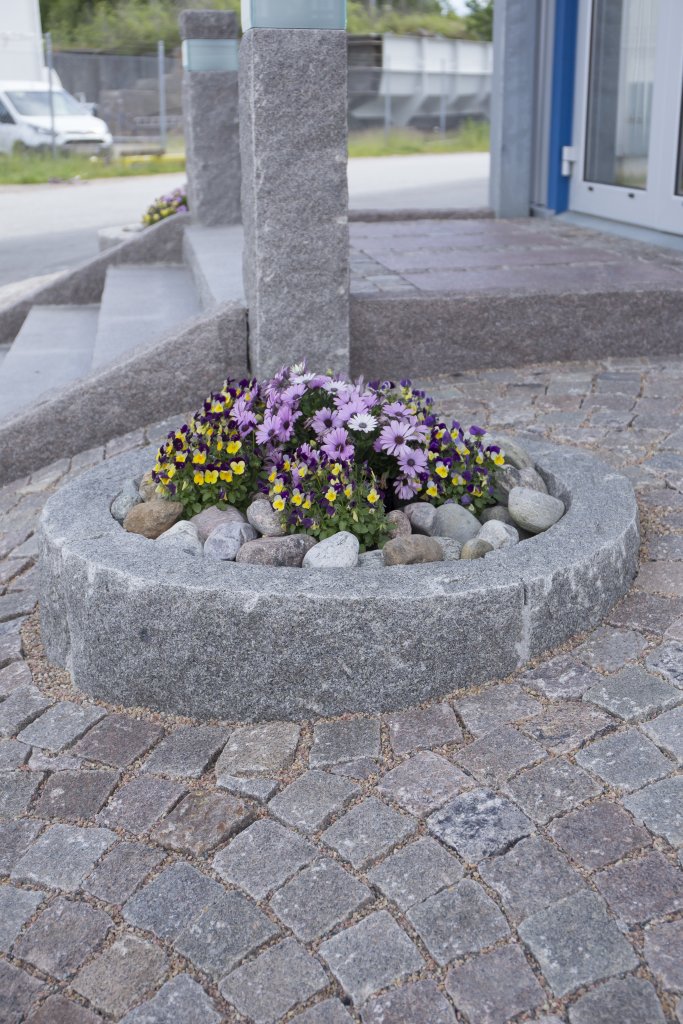 Grå granit kantsten