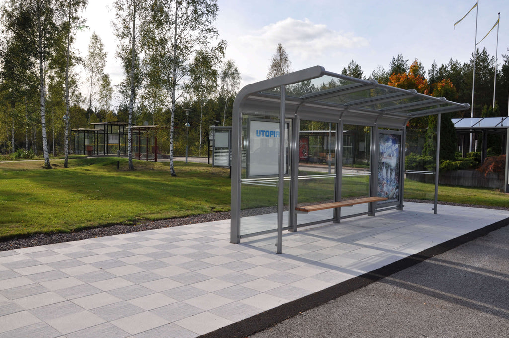 Strukturerad vit Ravel-platta som kombinerar elegans och funktionalitet, perfekt för offentliga miljöer som gångbanor och torg. Stengrossen säljer produkten.