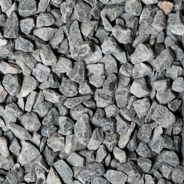 Svart diabas – en exklusiv dekorsten som ändrar färg beroende på väder, från svart i regn till grafitgrå i torka. Perfekt för både privata och offentliga miljöer. Stengrossen säljer produkten