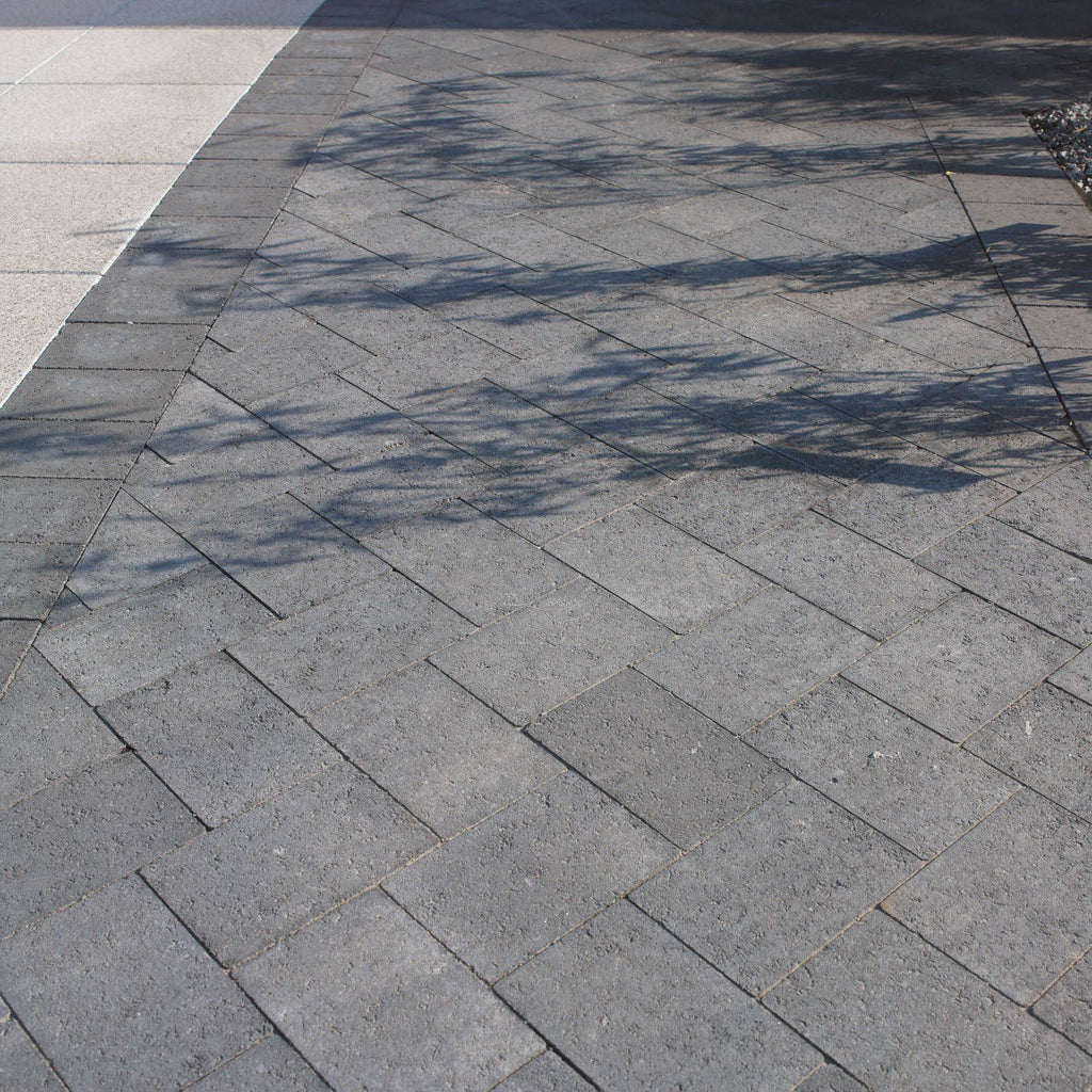 Scala antracit är en marksten av betong med diskreta fogar och modern design för både offentliga och privata ytor. Tillverkas av S:T Eriks. Stengrossen säljer produkten.