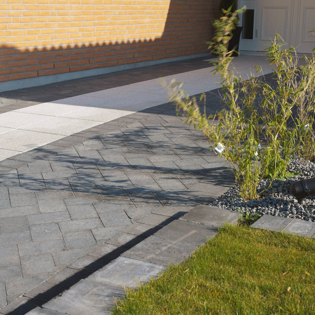 Marksten Scala från tillverkaren S:T Eriks. Lagt i benfiskmönster. Färgen på markstenen är antracit. Säljs av Stengrossen.se