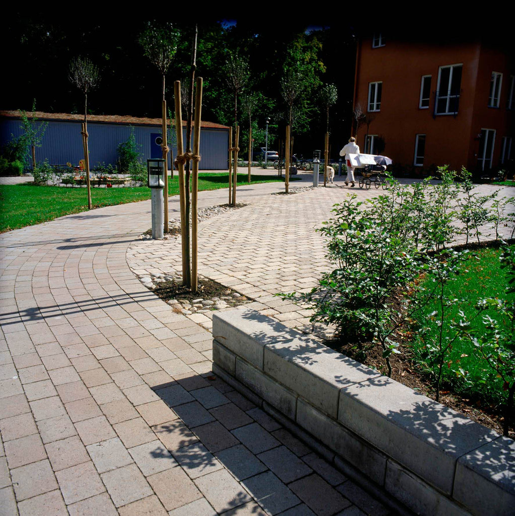 Scala naturgrå är en marksten av betong med diskreta fogar och modern design för både offentliga och privata ytor. Tillverkas av S:T Eriks. Stengrossen säljer produkten.