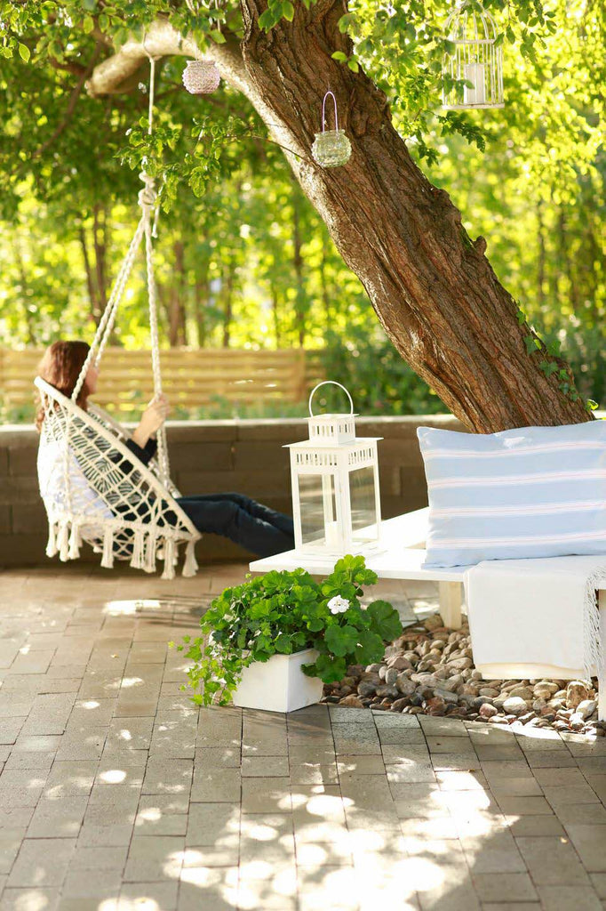 Scala i naturgrå färg är en betongmarksten med plan yta som passar perfekt för moderna uteplatser och garageuppfarter. Tillverkas av S:T Eriks. Stengrossen säljer produkten.