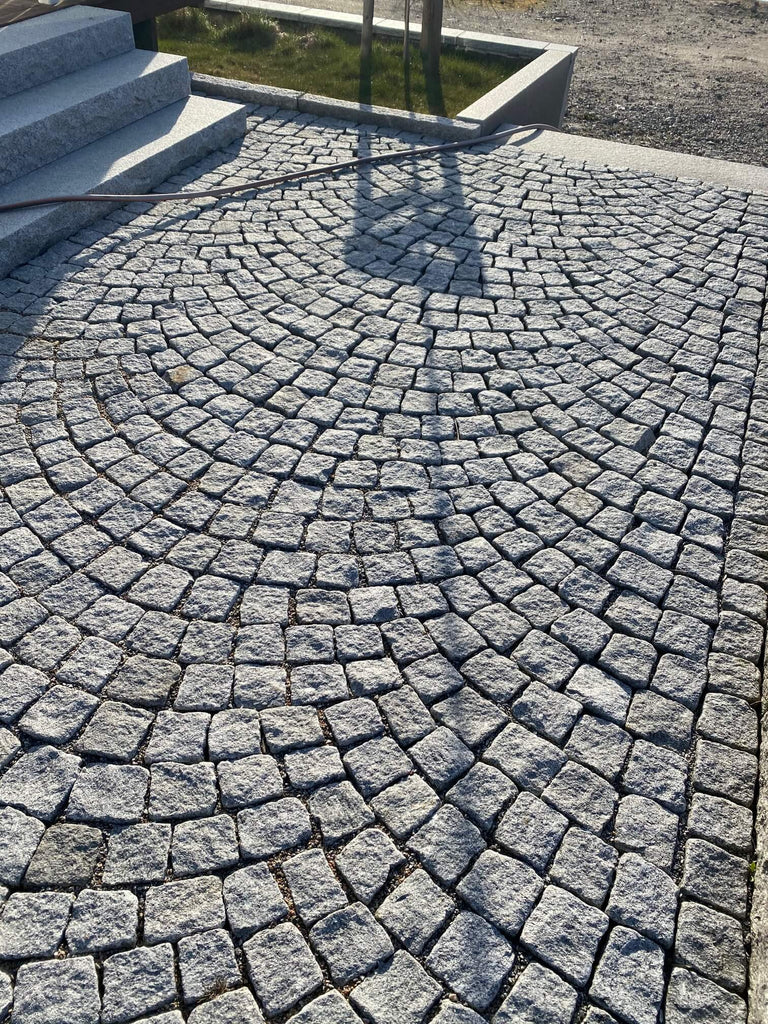 Smågatsten. Portugisisk. Bågsättning. Grå. Gatsten tillsammans med trappa i granit. Säljs av Stengrossense