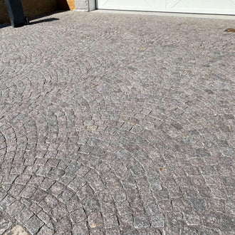 Smågatsten av sorten Björlöv. Lagd i bågform. Säljs av Stengrossen.