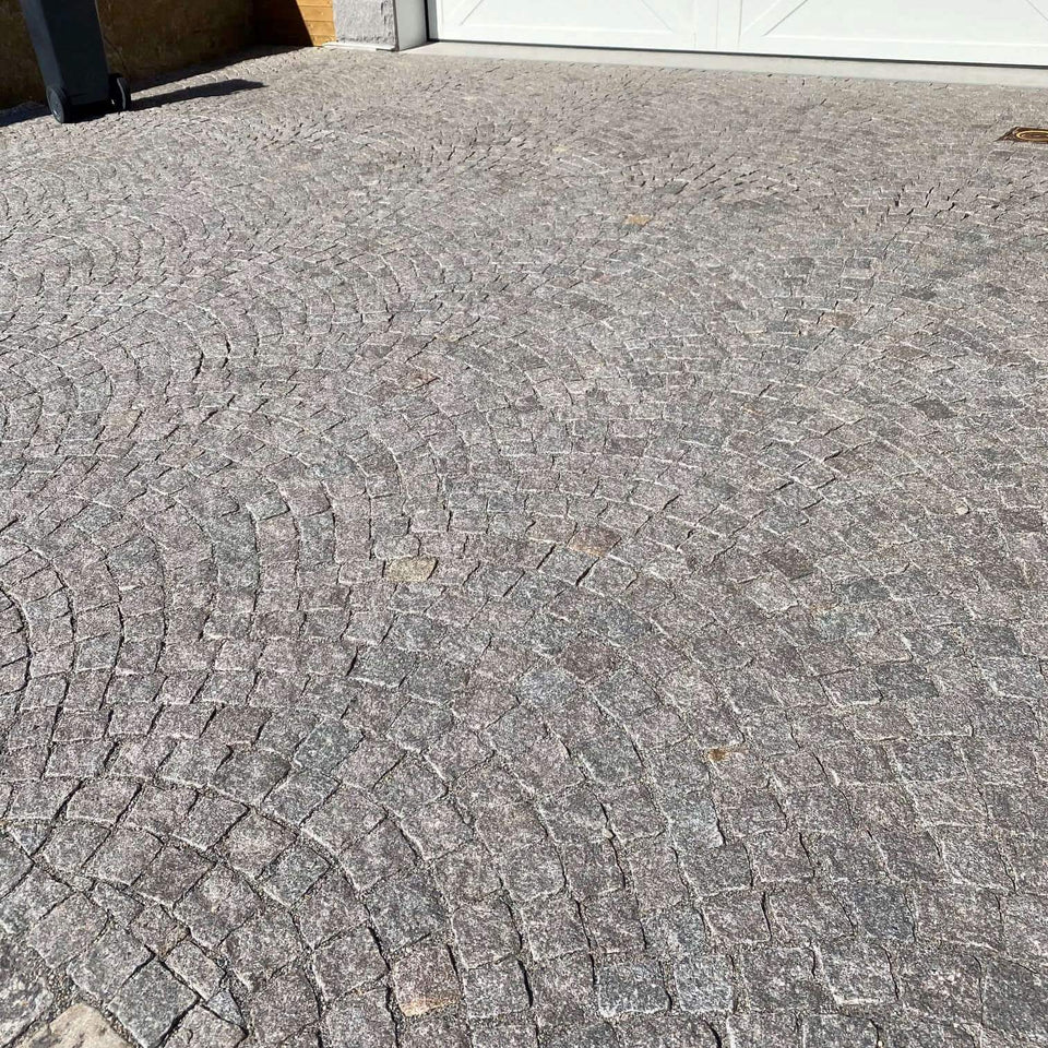 Smågatsten av sorten Björlöv. Lagd i bågform. Säljs av Stengrossen.