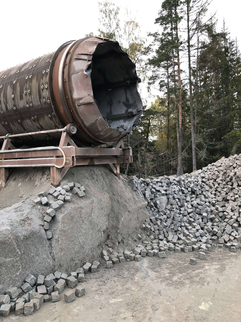 Smågatsten som precis kommit ur en maskin som trumlar stenen. Säljs av Stengrossen.se