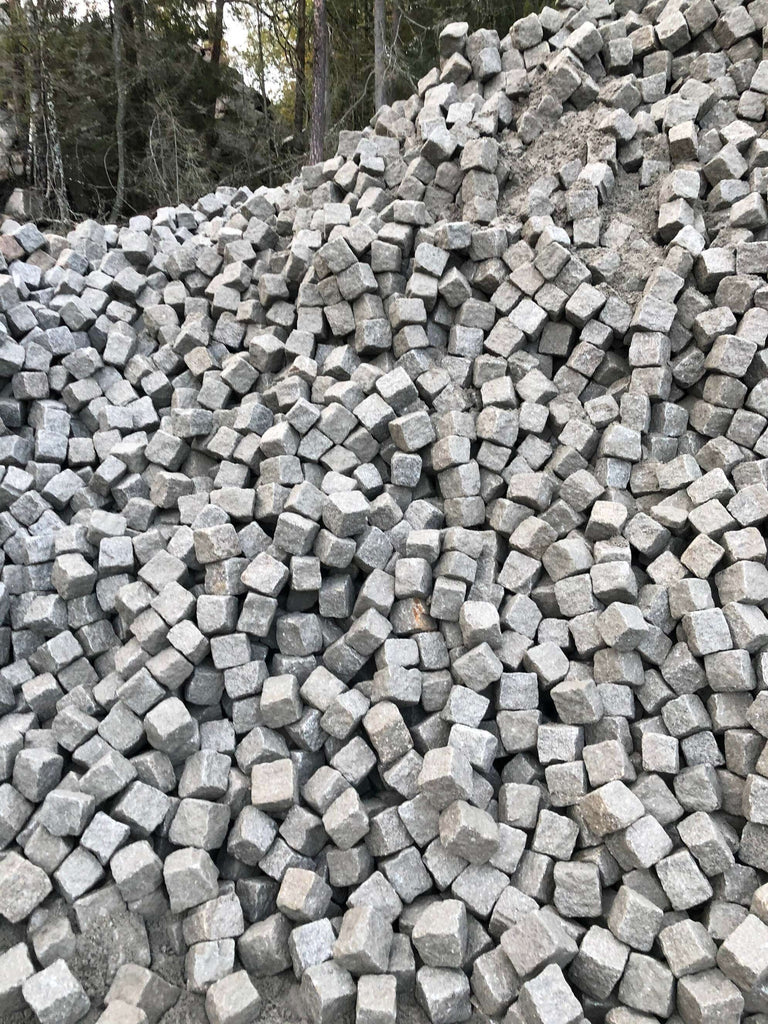 Smågatsten i en stor hög. Nytillverkad i Sverige. Säljs av Stengrossen.se