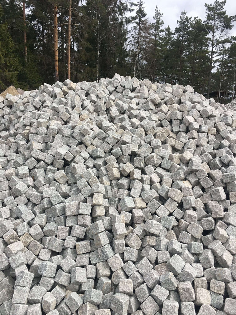 Nytillverkad smågatsten i en hög. Säljs av Stengrossen.se