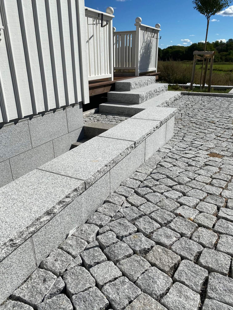 Smågatsten från Portugal. Trappa och avtäckning i granit. Granitplattor på sockel. Säljs av Stengrossen.se