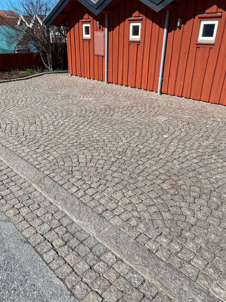 Smågatsten i färgen röd bohus. Denna gatsten är tillverkad i Sverige. Bågsättning. Säljs av Stengrossen.se