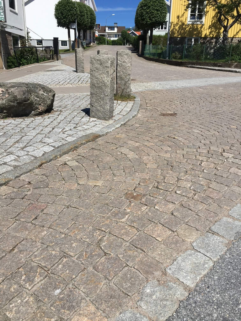 Röd och Grå gatsten från Bohuslän. Stolpar i grå granit från Bohuslän. Grå, svensktillverkad kantsten från Bohuslän ramar in gatstenen. Säljs av Stengrossen.se